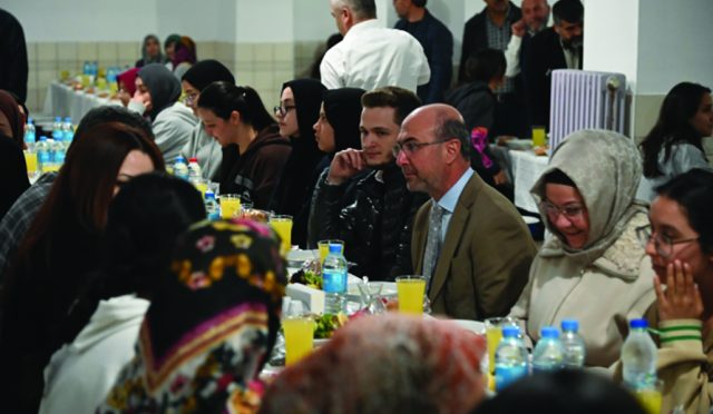 SELÇUKLU’DA ANLAMLI iFTAR   PEKYATIRMACI VE TORTOP  iLK iFTARDA ÖĞRENCiLERLE BULUŞTU