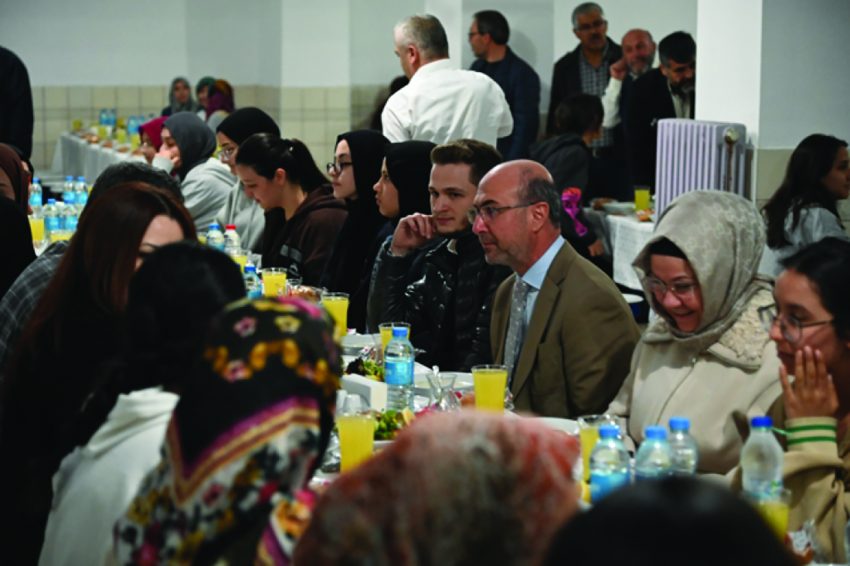 SELÇUKLU’DA ANLAMLI iFTAR   PEKYATIRMACI VE TORTOP  iLK iFTARDA ÖĞRENCiLERLE BULUŞTU