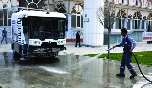 SELÇUKLU’DA CAMİLER GÜL SUYU İLE YIKANDI