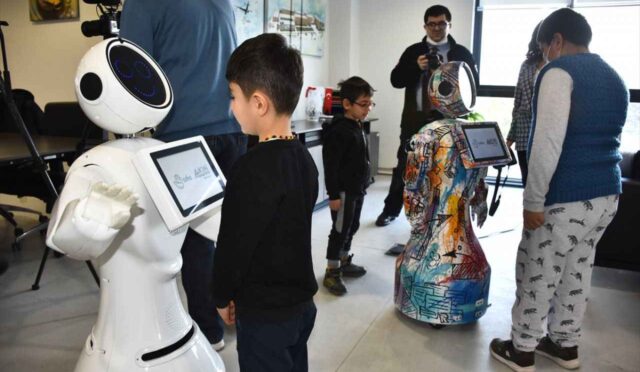 SANAL GERÇEKLİK VE İNSANSI ROBOTLAR İLE OTİZMLİ ÇOCUKLARA YENİ UMUT