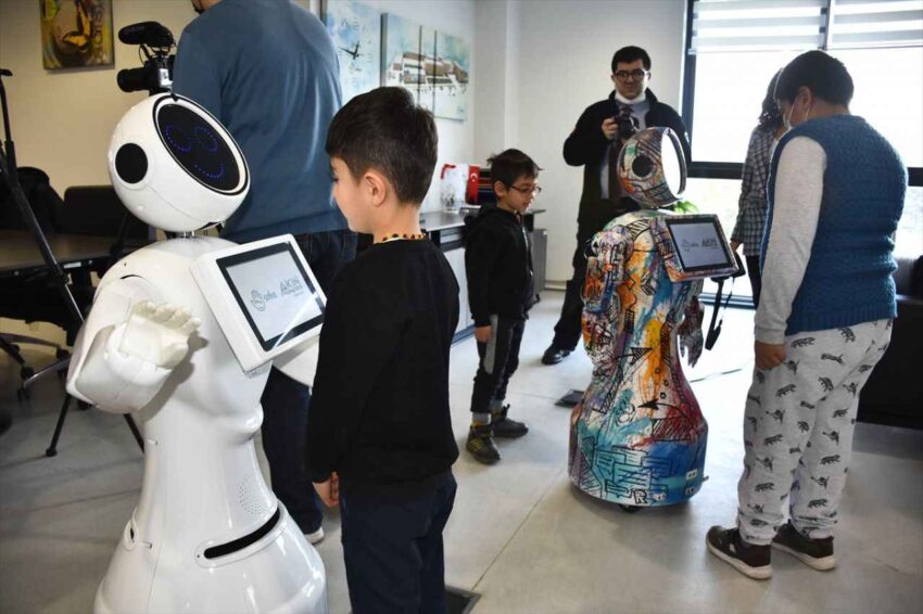 SANAL GERÇEKLİK VE İNSANSI ROBOTLAR İLE OTİZMLİ ÇOCUKLARA YENİ UMUT