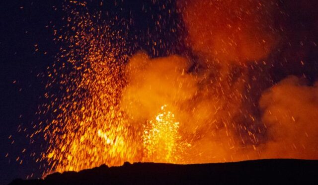 ETNA YANARDAĞI YENİDEN FAALİYETE GEÇTİ