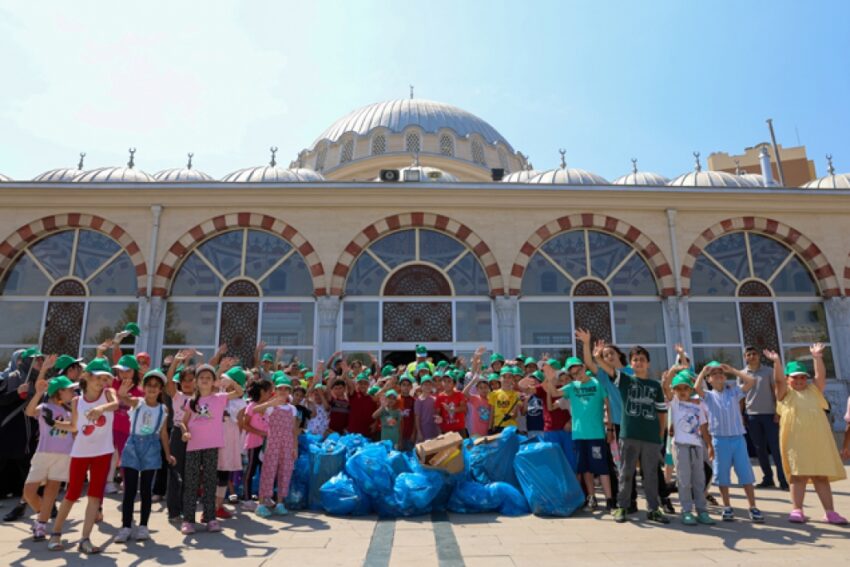 SELÇUKLU’DA YAZ KURAN KURSU ÖĞRENCİLERİNDEN ÖRNEK ÇEVRE TEMİZLİĞİ ETKİNLİĞİ