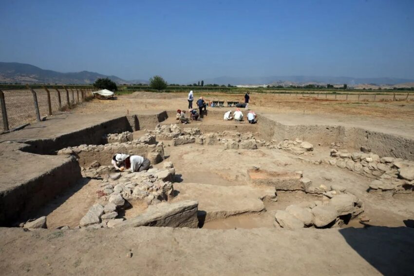 TEPECİK HÖYÜĞÜ’NDE 3.500 YILLIK MİDYE KABUKLARI BULUNDU