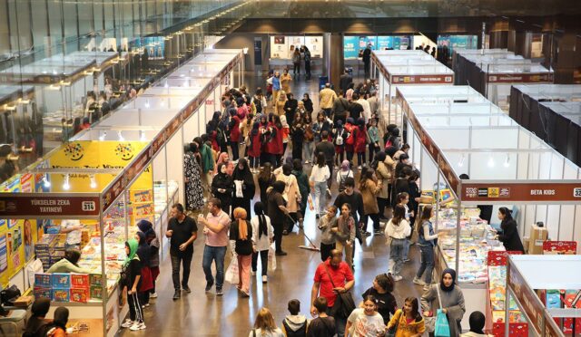 “ÖZGÜRLÜK İÇIN OKU” KONYA 11. KİTAP GÜNÜ COŞKUYLA DEVAM EDİYOR