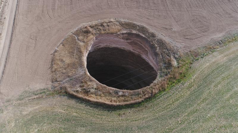 KONYA’DA 25 METRE DERİNLİĞİNDE OBRUK OLUŞTU