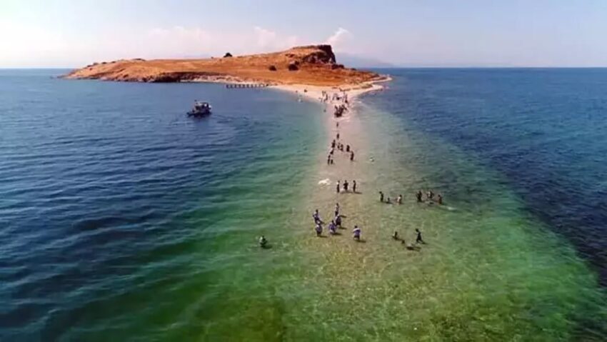 VAN GÖLÜ’NÜN SAKLI HAZİNESİ: ÇARPANAK ADASI İLKBAHARDA GÖZ KAMAŞTIRIYOR