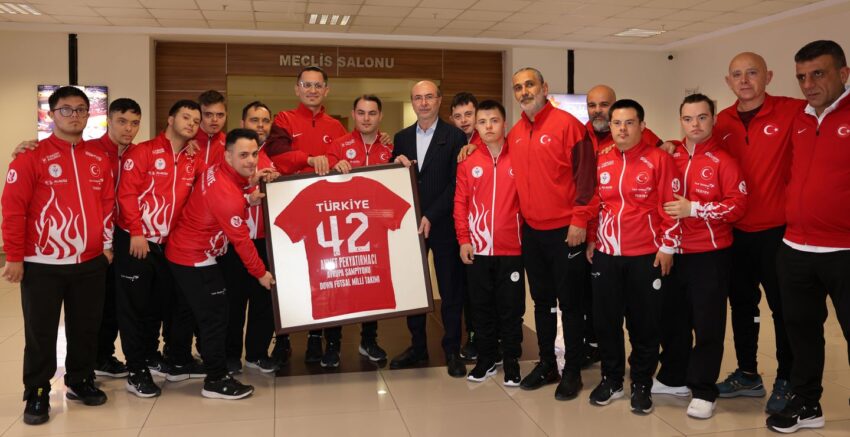 BAŞKAN PEKYATIRMACI ÖZEL SPORCULAR FUTSAL MİLLİ TAKIMI’NI MİSAFİR ETTİ