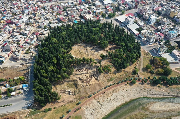 YUMUKTEPE HÖYÜĞÜ’NDE TUNÇ ÇAĞINA AİT YENİ KALINTILAR BULUNDU