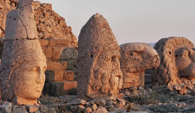 NEMRUT DAĞI’NDAKİ DEV HEYKELLER NANO KİREÇLE GÜÇLENDİRİLİYOR