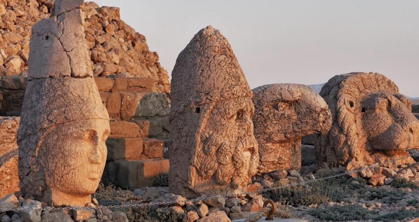 NEMRUT DAĞI’NDAKİ DEV HEYKELLER NANO KİREÇLE GÜÇLENDİRİLİYOR