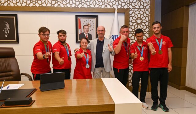 BAŞKAN PEKYATIRMACI AVRUPA ŞAMPİYONU ÖZEL MİLLİ SPORCULARI AĞIRLADI