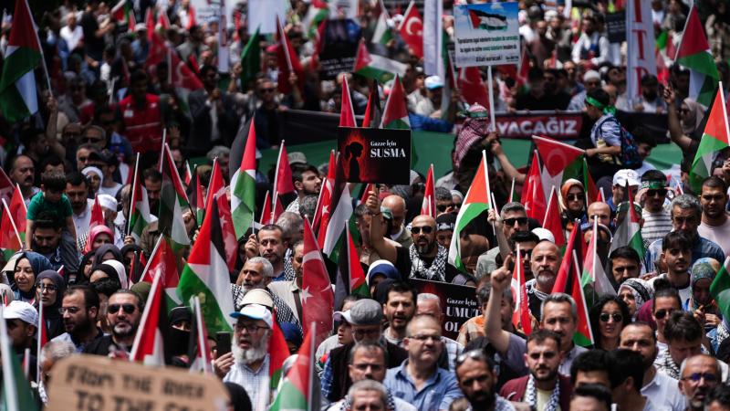 İSTANBUL’DA GAZZE’YE DESTEK YÜRÜYÜŞÜ: “İNSANLIK VİCDANI SİYONİZMİ YENECEK”