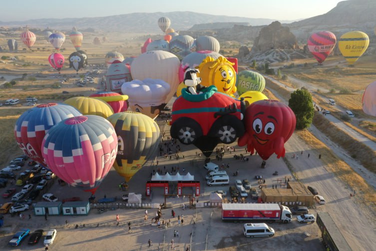 KAPADOKYA’DA FİGÜRLÜ SICAK HAVA BALONLARI GÖKYÜZÜNÜ RENKLENDİRDİ