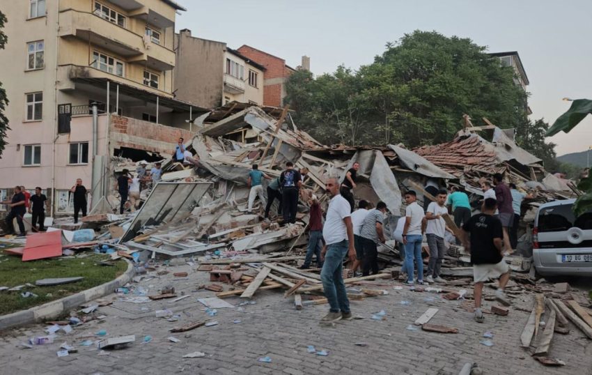 BALIKESİR SINDIRGI’DA 6,1’LİK DEPREM: 1 ÖLÜ, 29 YARALI