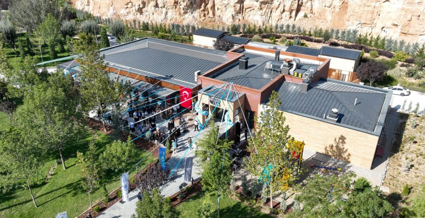 DOĞA VE MODERN MİMARİNİN BULUŞTUĞU KANYON CAFE AÇILDI