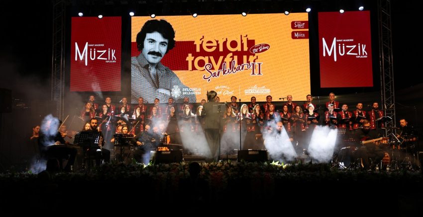FERDİ TAYFUR ŞARKILARI BU KEZ AÇIK HAVADA BİNLERCE SANATSEVERLE BULUŞTU