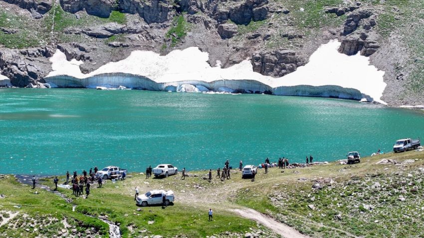 VAN’DA 3 BİN 200 RAKIMDAKİ BUZUL GÖLÜ DOĞASEVERLERİ BÜYÜLÜYÜR