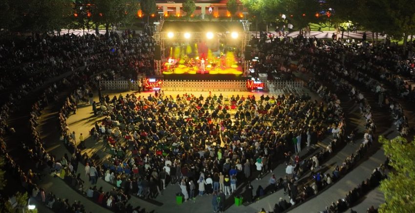 SELÇUKLU’DA İKİ GÜN BOYUNCA 90’LAR  POP RÜZGARI ESTİ