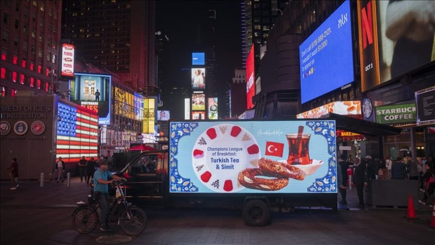 NEW YORK SOKAKLARINDA TÜRK SİMİDİ VE ÇAYIYLA ANADOLU RÜZGARI