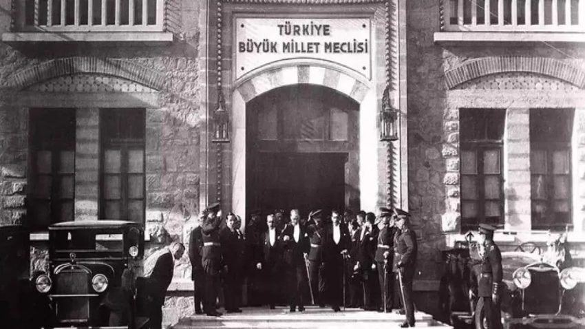 ANKARA’NIN BAŞKENT İLANININ ÜZERİNDEN 102 YIL GEÇTİ