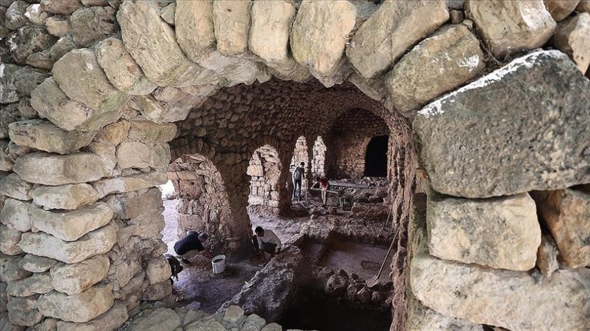MARDİN’DE TARİHİ DEĞİRMEN TEMİZLİĞİ SIRASINDA 1500 YILLIK MOZAİK ORTAYA ÇIKTI
