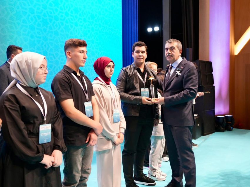 İMAM HATİP OKULLARI BAŞARI ÖRNEKLERİ SERGİSİ VE ÖDÜL TÖRENİ DÜZENLENDİ