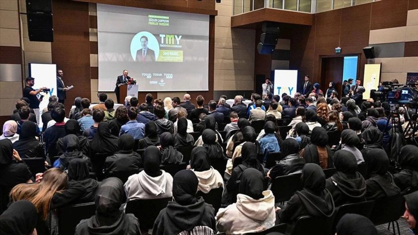 GENÇLER, TÜRKİYE MÜNAZARA YARIŞMASI’NDA YARIŞIYOR