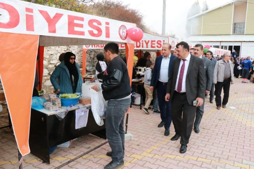 KONYA’DA GAZZE İÇİN HAYIR ÇARŞISI KURULDU