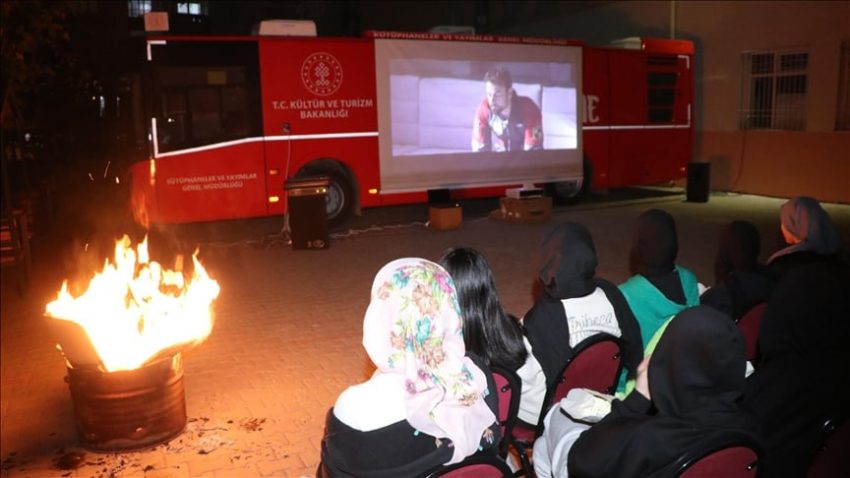 GEZİCİ SİNEMA OTOBÜSÜ ÖĞRENCİLERLE BULUŞUYOR