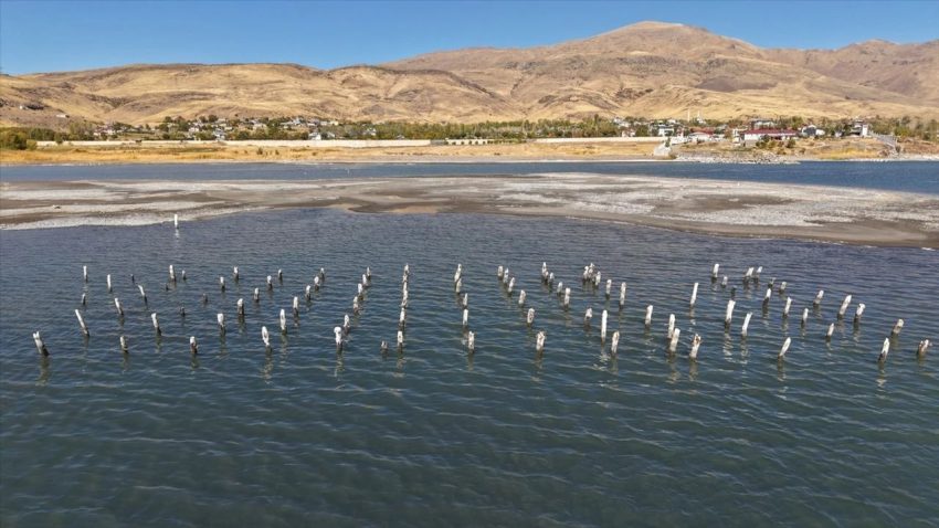 VAN GÖLÜ’NDE SU SEVİYESİ DÜŞÜNCE YÜZYILLIK İSKELE ORTAYA ÇIKTI