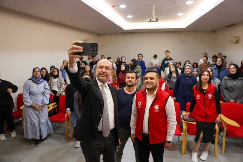 BAŞKAN PEKYATIRMACI SELÇUKLU GENÇLİK MERKEZİ’NDE GENÇLERLE BULUŞTU