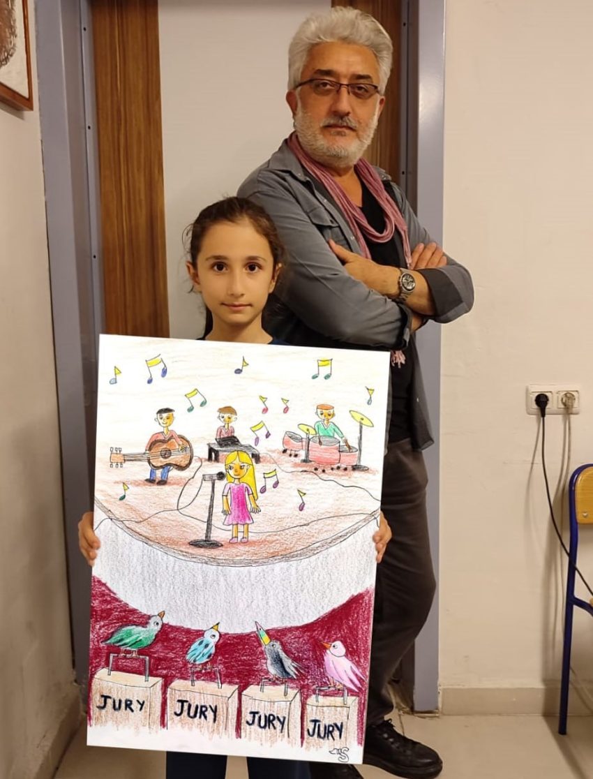 4. SINIF ÖĞRENCİSİ SARE NUR, KARİKATÜRÜYLE DÜNYA BİRİNCİSİ OLDU