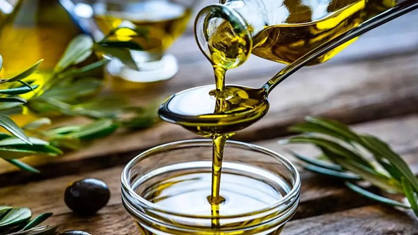 TAZE SIKIM ZEYTİNYAĞI DİZ KİREÇLENMESİNİ HAFİFLETEBİLİYOR