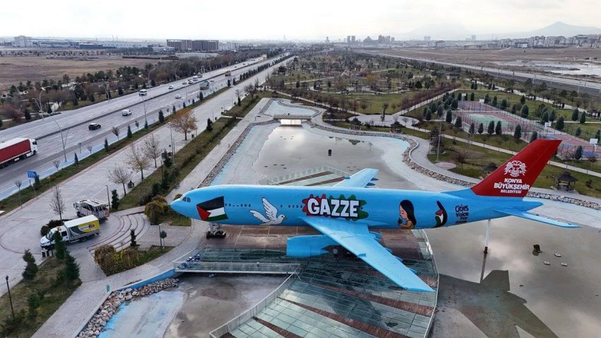 KONYA’DA UÇUŞ ÖMRÜ DOLAN UÇAK GAZZE MESAJIYLA SERGİLENİYOR