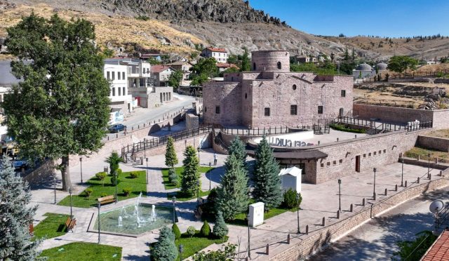 17682160511132063718