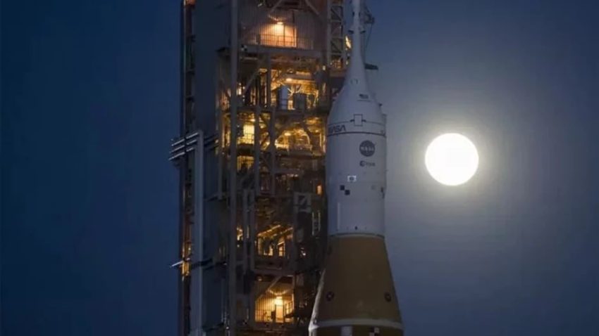 NASA, AY GÖREVİ İÇİN DEV ROKETİ FIRLATMAYA HAZIRLANIYOR