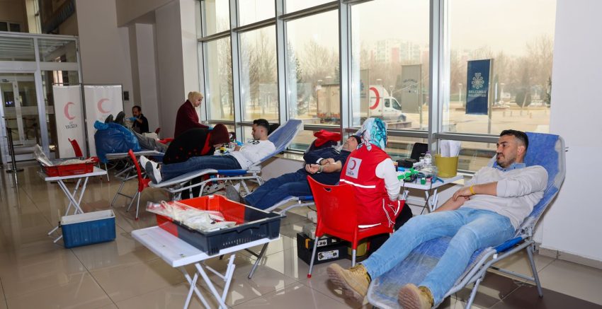 SELÇUKLU BELEDİYESİ PERSONELİ VE VATANDAŞLARDAN KAN BAĞIŞI KAMPANYASINA DESTEK