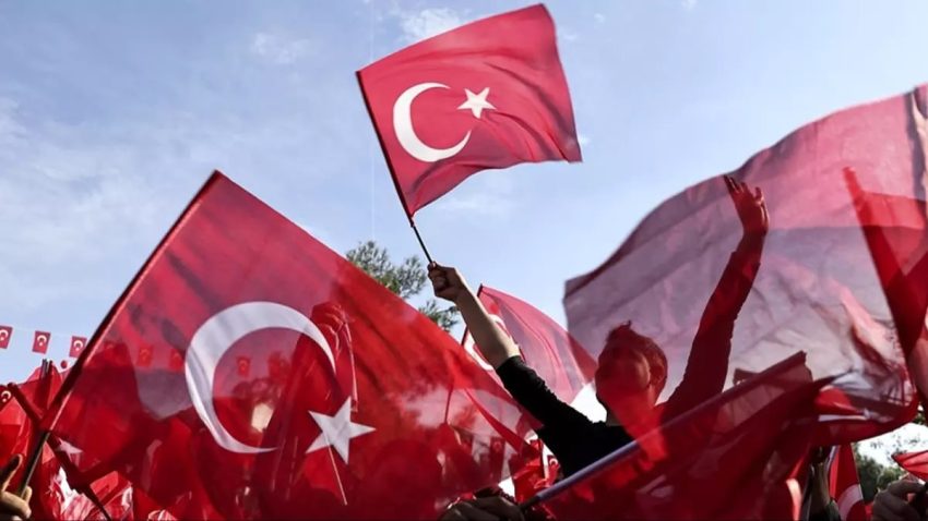 OKULLARDA İKİNCİ DÖNEM BAYRAK SEVGİSİ TEMASIYLA BAŞLADI