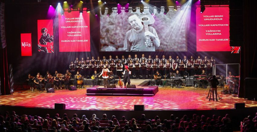 SELÇUKLU’DA UNUTULMAZ GECE “KAYAHAN ŞARKILARI KONSERİ” İLK DEFA SANATSEVERLERLE BULUŞTU
