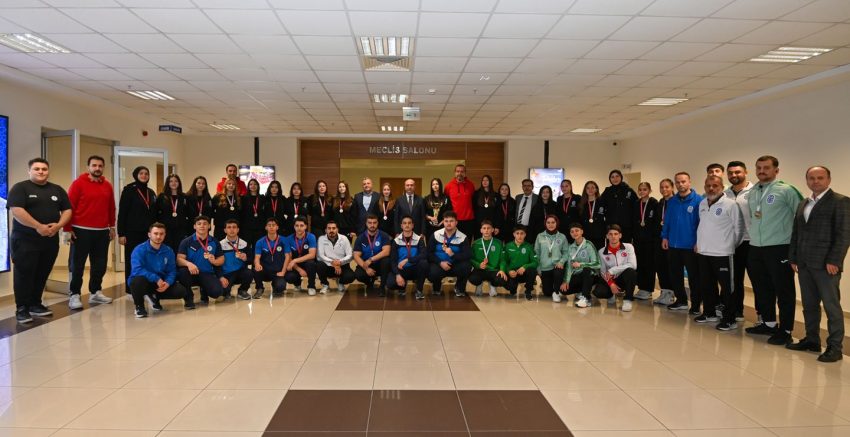 SELÇUKLU’NUN BAŞARILI SPORCULARI BAŞKAN PEKYATIRMACI İLE BİR ARAYA GELDİ