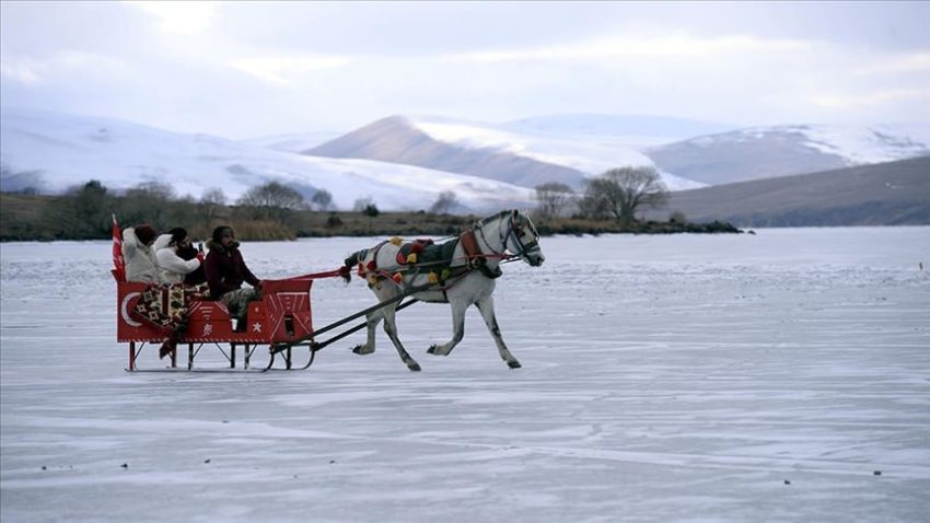 ÇILDIR GÖLÜ’NDE KIŞ MASALI: ATLI KIZAK TURLARI