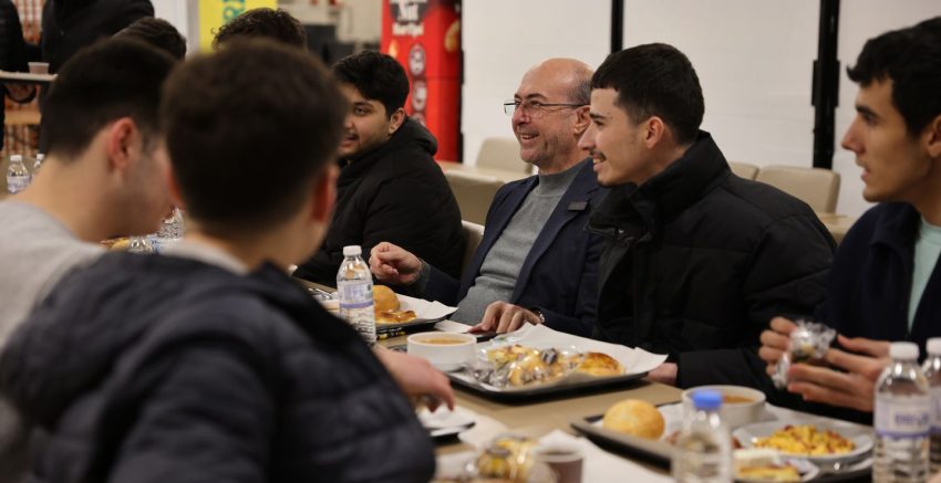 BAŞKAN PEKYATIRMACI ÖĞRENCİLERLE SAHUR YAPTI