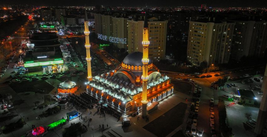 BAŞKAN PEKYATIRMACI KADİR GECESİ’NDE VATANDAŞLA SELÇUKLU MERKEZ CAMİİ’NDE BULUŞTU