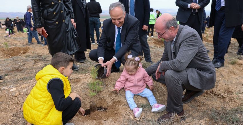 KARBON YUTAK ALANI PROJESİ KAPSAMINDA BİNLERCE FİDAN TOPRAKLA BULUŞTU