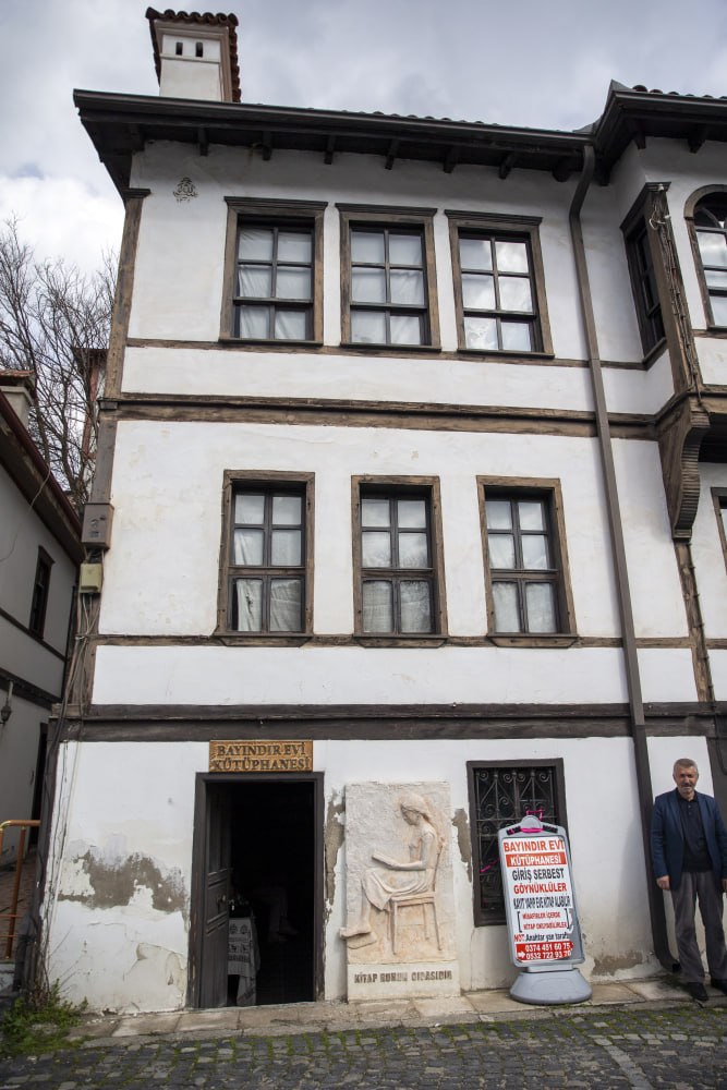 150 YILLIK TARİHİ KONAKTA AÇILAN KÜTÜPHANE ÖĞRENCİLERİ AĞIRLIYOR