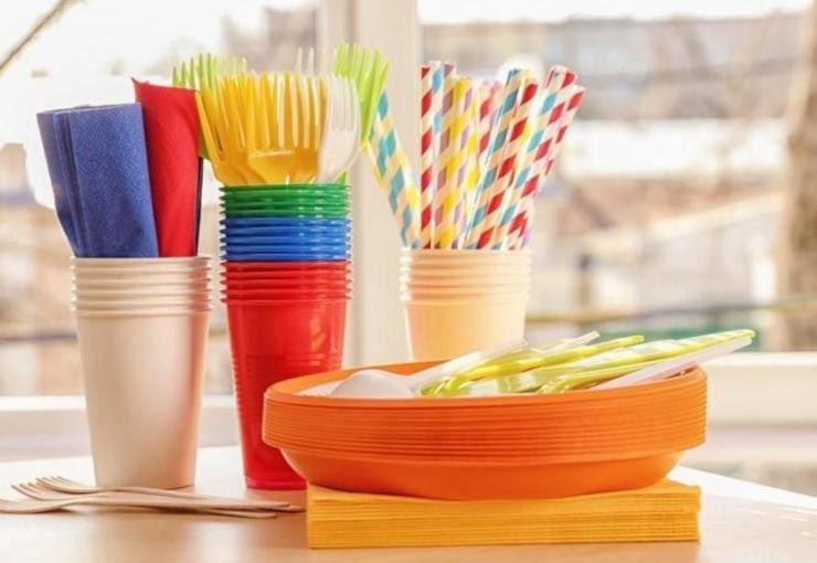 TEK KULLANIMLIK PLASTİKLERE KADEMELİ KISITLAMA GELİYOR