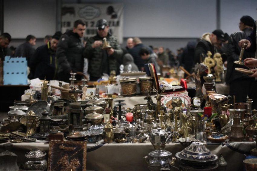 KONYA’DA NOSTALJİ RÜZGÂRI: ANTİKA PAZARI GEÇMİŞİ GÜNÜMÜZE TAŞIYOR