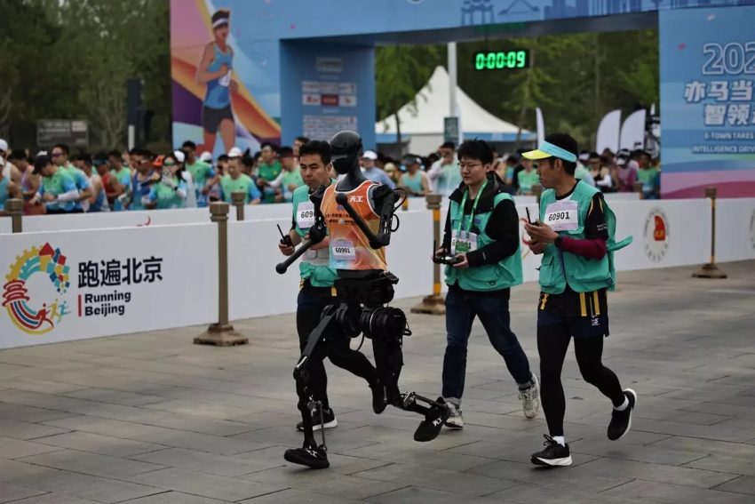 ÇİN’DE ROBOTLAR VE İNSANLAR AYNI MARATONDA YARIŞTI