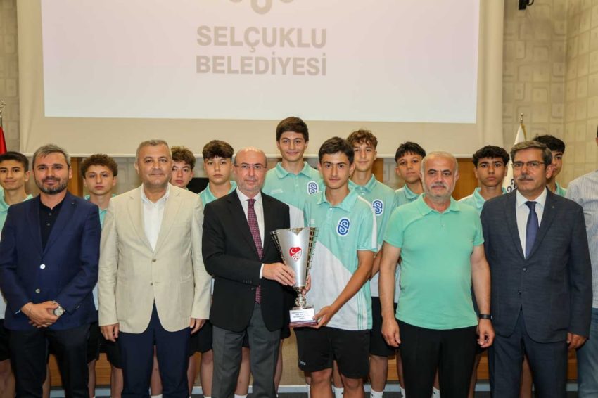 SELÇUKLU’NUN ŞAMPİYON GENÇLERİ MECLİSTE AĞIRLANDI